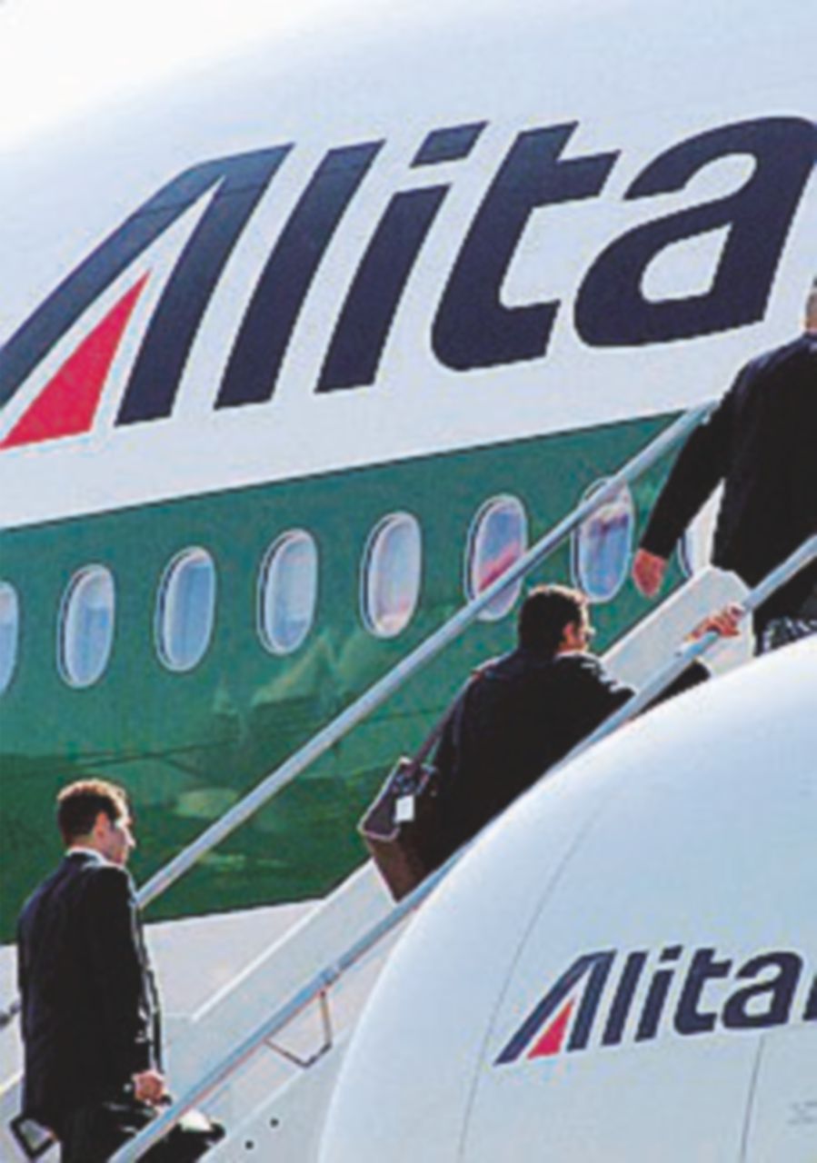 Alitalia, ecco il piano di ristrutturazione: riduzioni ed esuberi