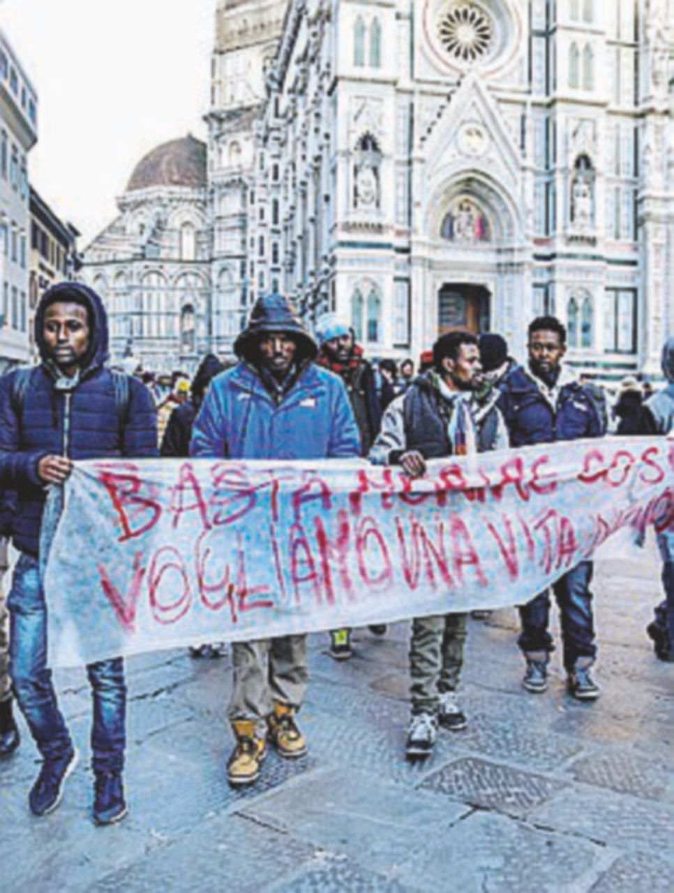 Rogo di Sesto, cinquanta migranti tentano l’irruzione nella prefettura: tafferugli
