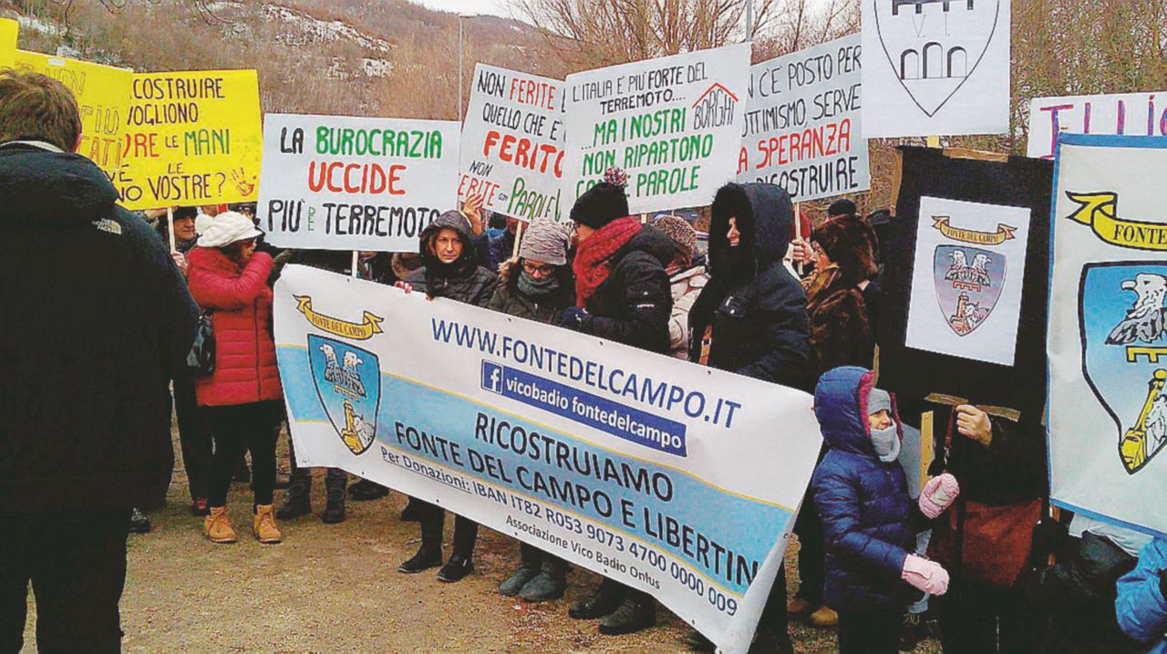 Copertina di Rimasti al gelo tra i crolli: “Ci hanno abbandonati”