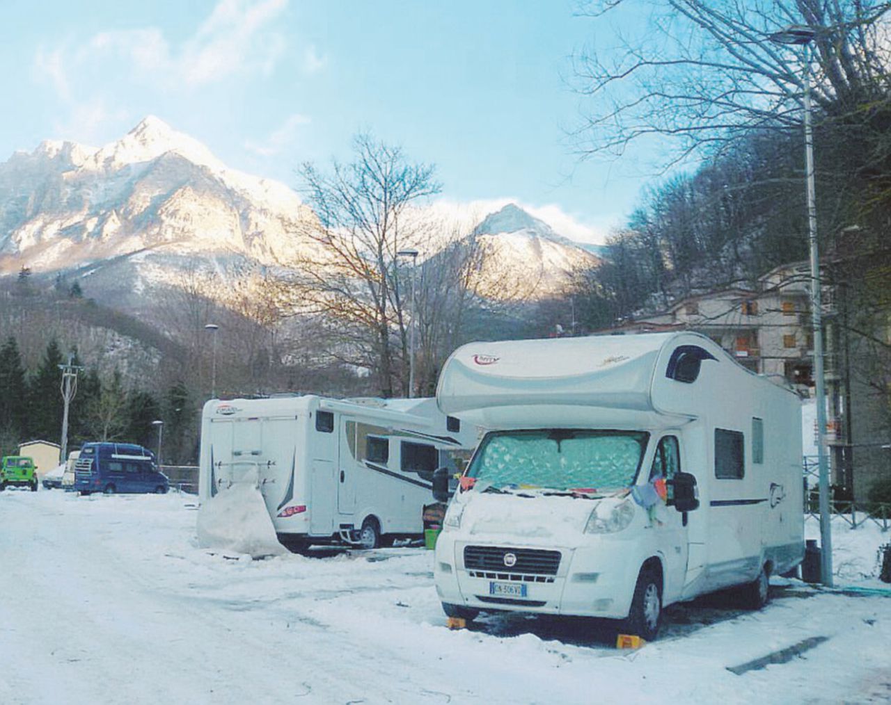 Copertina di Gli undici reduci di Ussita: camper, tisane e poi chissà