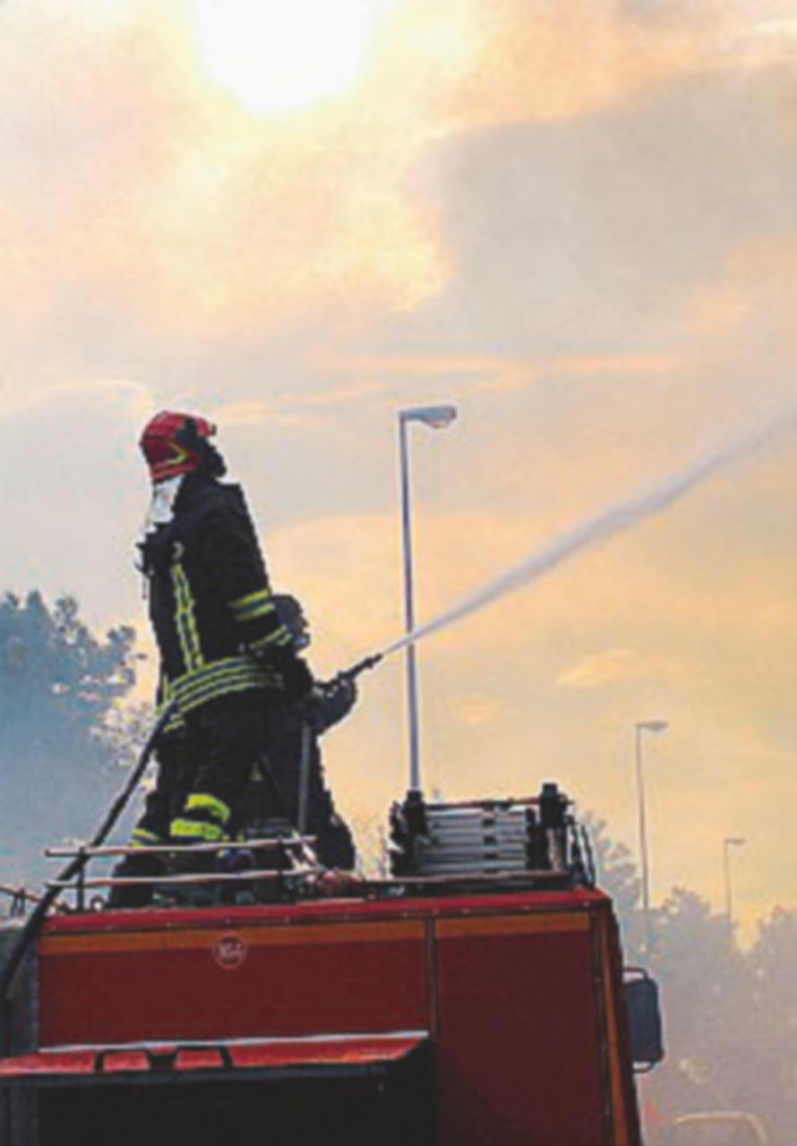 Genova assediata: il vento scatena decine di roghi