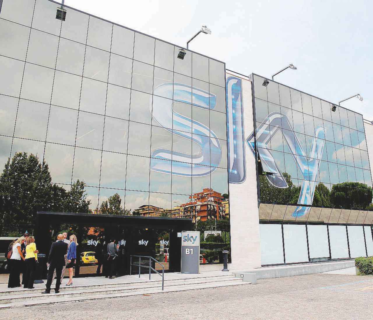 Sky esagera: trasferimenti e 200 licenziamenti in vista