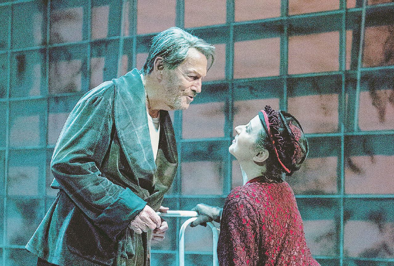 Pirandello più attuale: il salotto borghese diventa una prigione