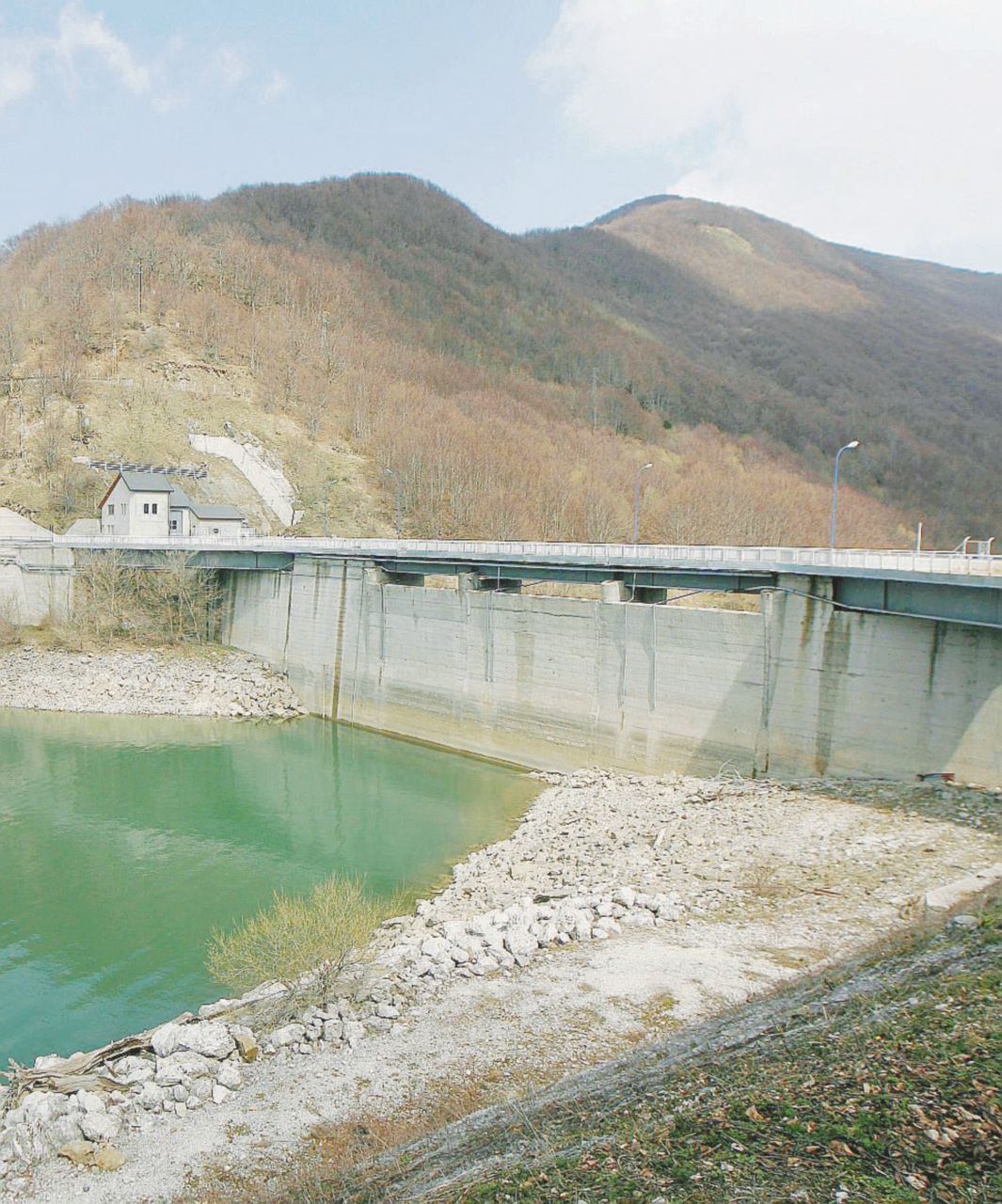 “Possibili nuove scosse forti”, paura anche per le dighe