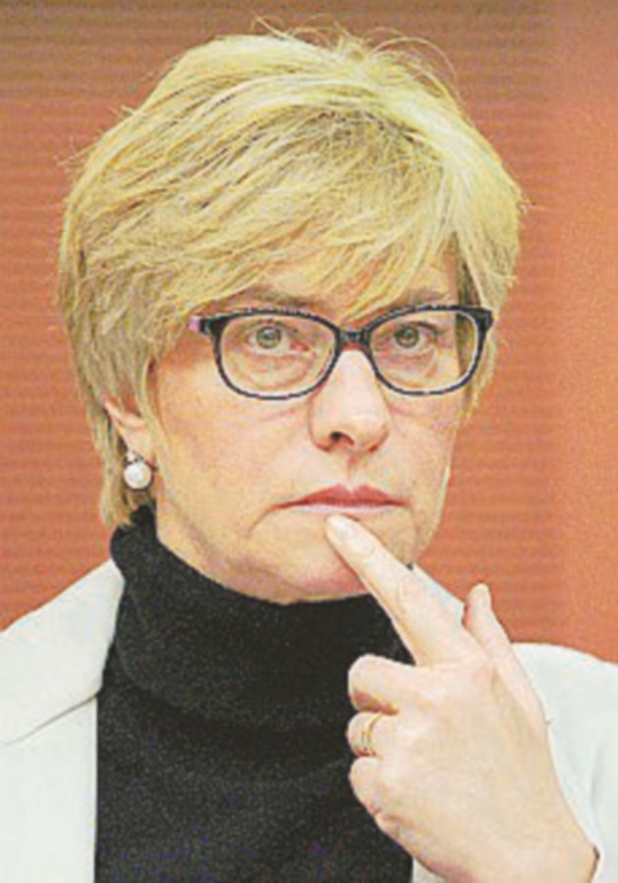 La gaffe della Pinotti, su Twitter posta gli spalatori a Cortina