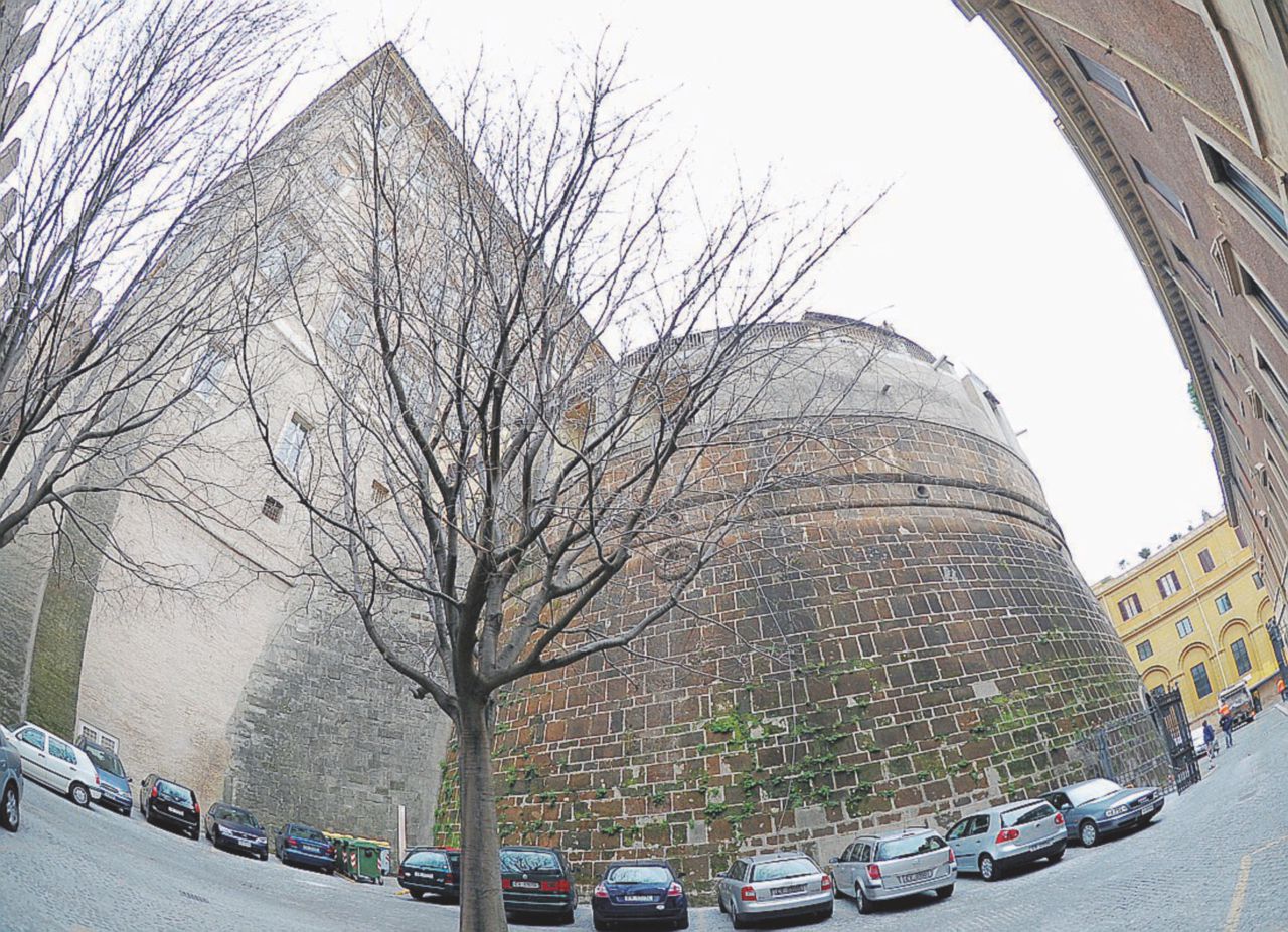 Copertina di “Lo Ior è ancora il luogo dove nascondere denaro sporco”