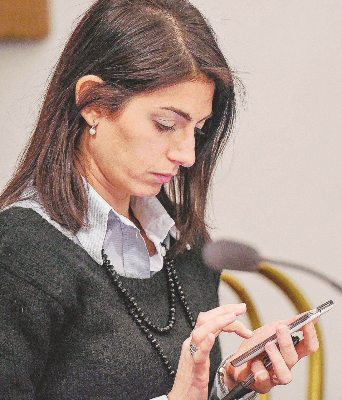 La sindaca una sera dorme in Campidoglio e invia una sua foto ironica - Ansa Roma, la chat tra la Raggi e Marra: “Quanto prende tuo fratello?”