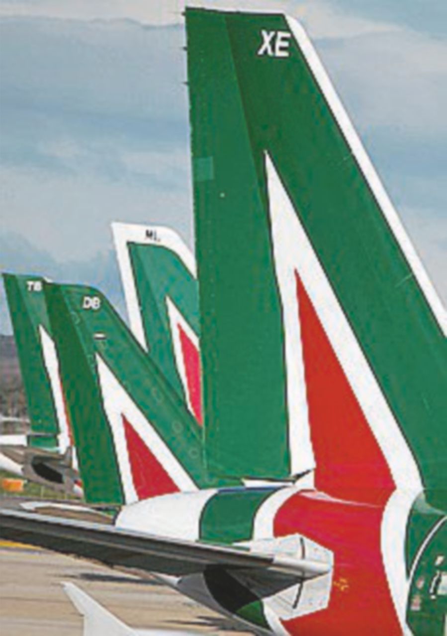 Alitalia, drastico taglio dei costi: 160 milioni di euro