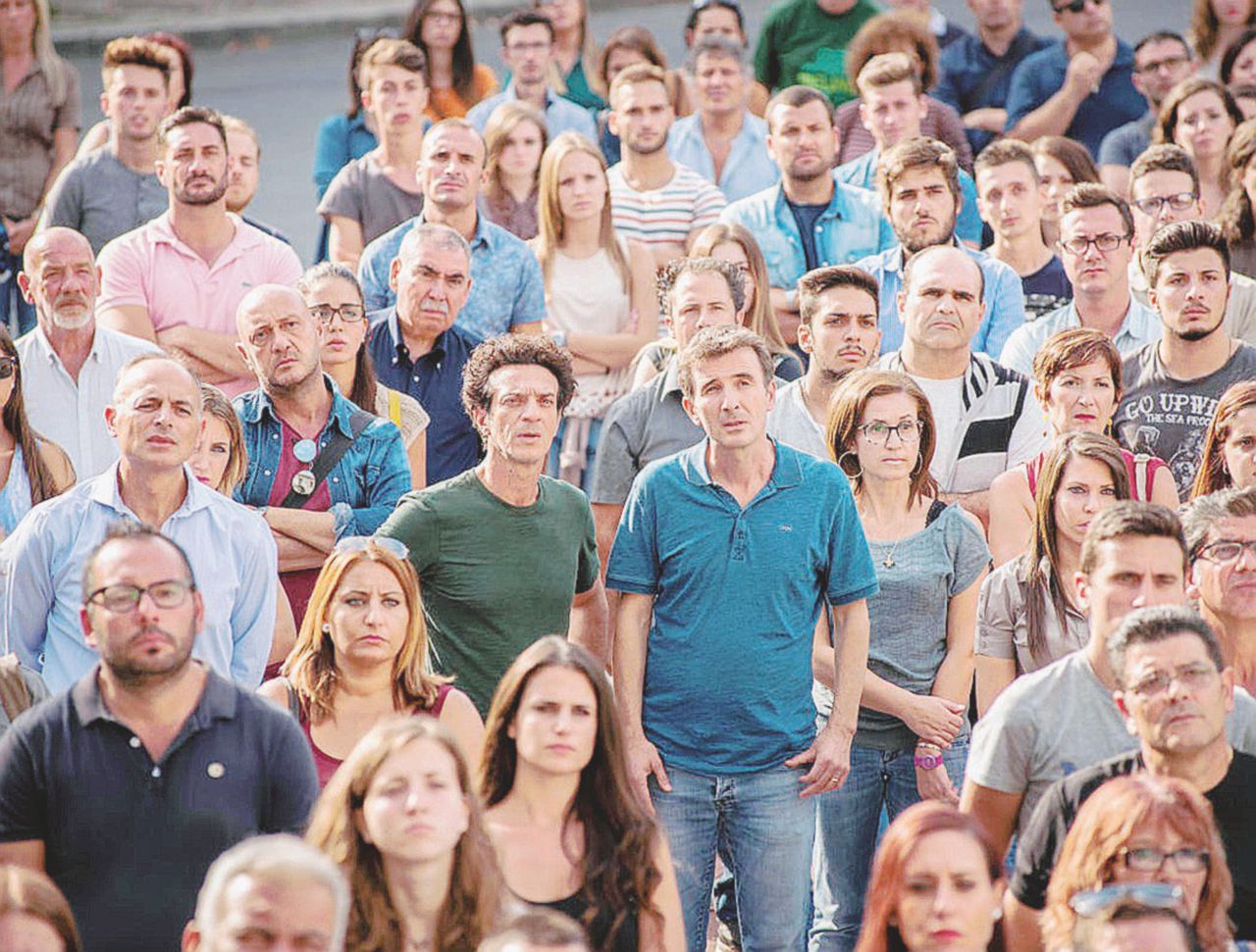 Copertina di Ficarra e Picone, “L’ora legale” è un trionfo. “Siamo un po’ tutti disonesti che, in fondo, si sentono onesti”