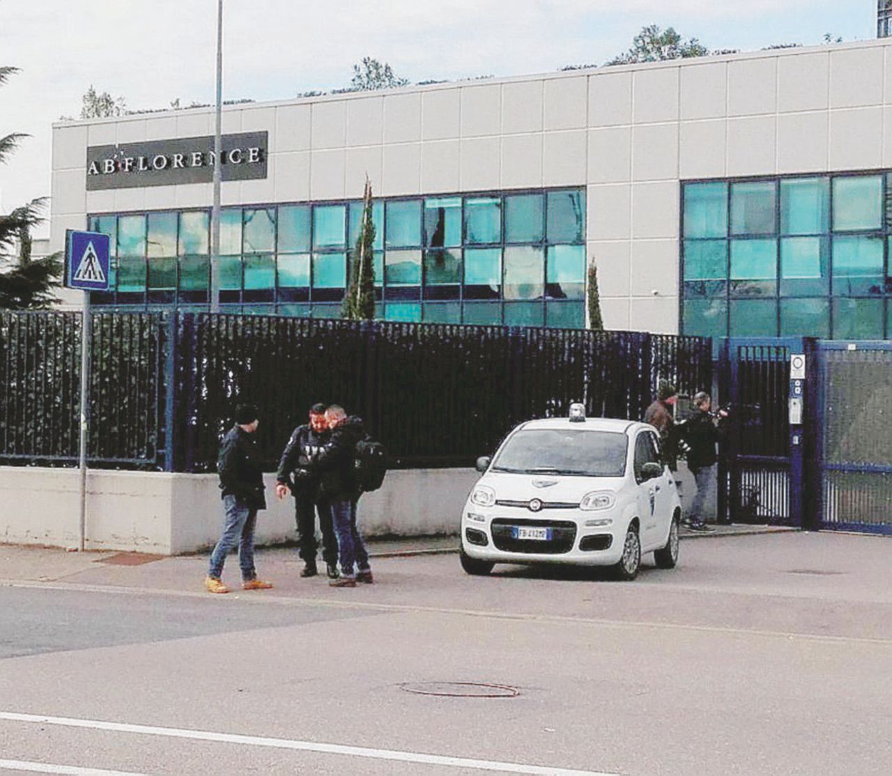 Copertina di Ancora colpi di pistola contro l’amico di Renzi