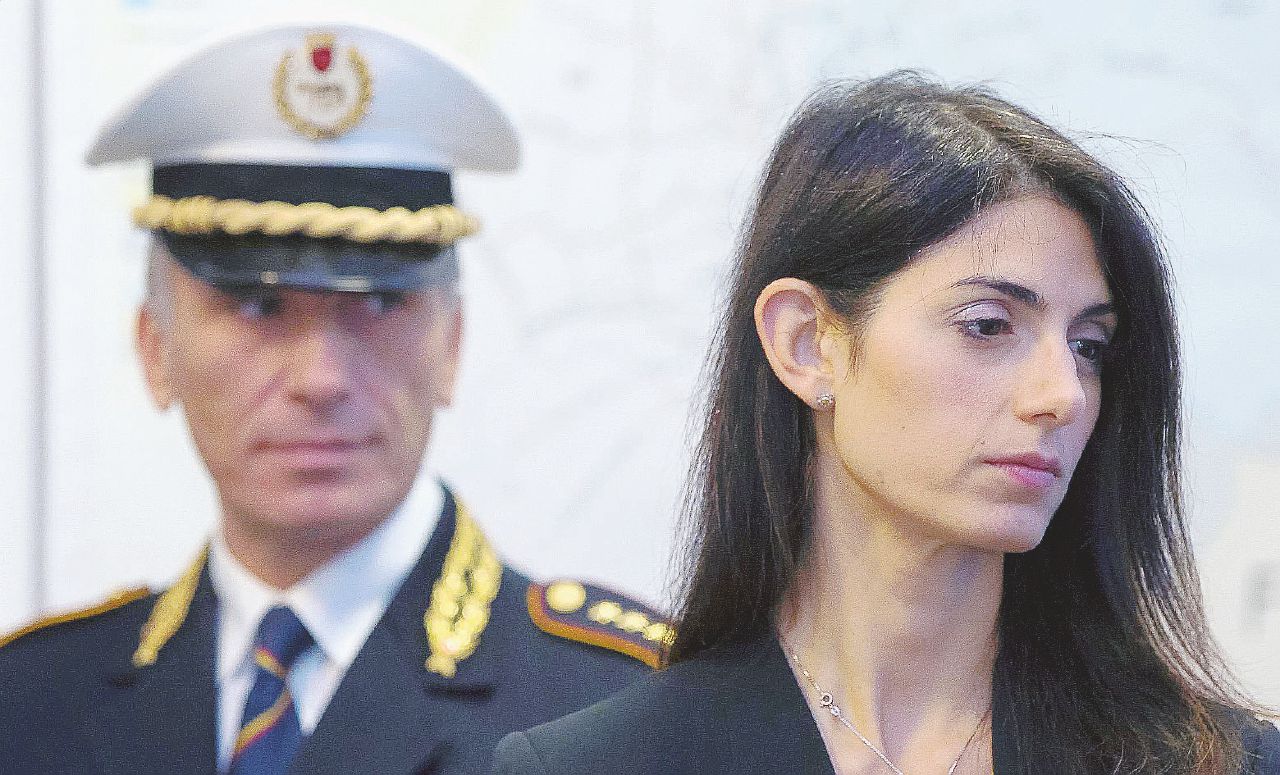 Roma, falso e abuso d’ufficio: Virginia Raggi indagata per la nomina di Marra