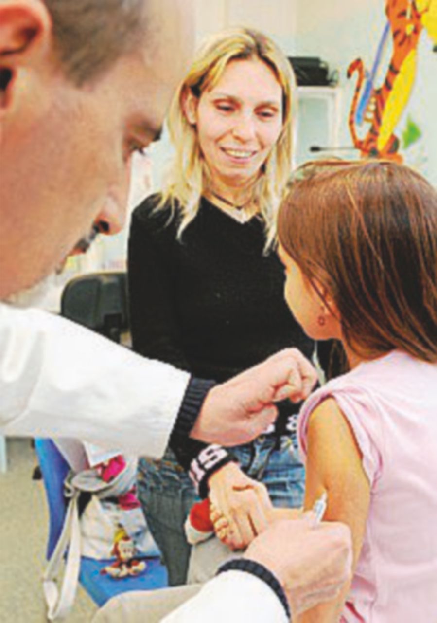 Vaccini obbligatori, il dott. Burioni accusa Nogarin: “Illogico”