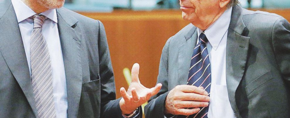 In duello - Il commissario Ue agli Affari economici Pierre Moscovici e Pier Carlo Padoan - Ansa L’Ue avverte l’Italia: “Le nostre richieste sono legittime”