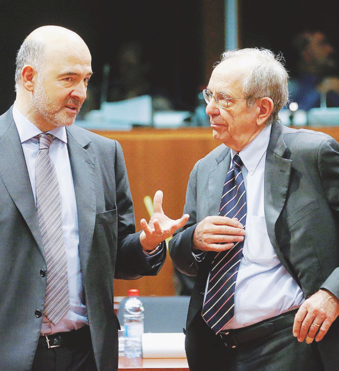 In duello - Il commissario Ue agli Affari economici Pierre Moscovici e Pier Carlo Padoan - Ansa L’Ue avverte l’Italia: “Le nostre richieste sono legittime”