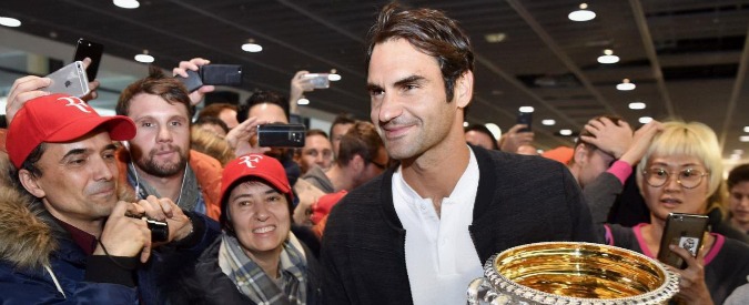 Copertina di Roger Federer torna a Zurigo dopo la vittoria all’Australian Open: centinaia di tifosi lo accolgono da eroe – FOTO e VIDEO