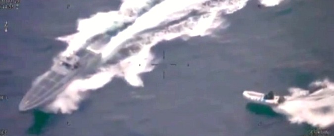 Copertina di Spettacolare inseguimento in mare. Manovre mozzafiato della Guardia di Finanza per fermare i trafficanti