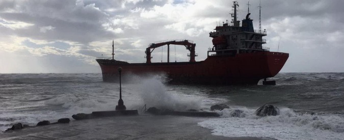 Copertina di Maltempo, nel Bolognese si ribalta uno scuolabus. Allarme ghiaccio a Milano e nave incagliata davanti a Livorno – FOTO