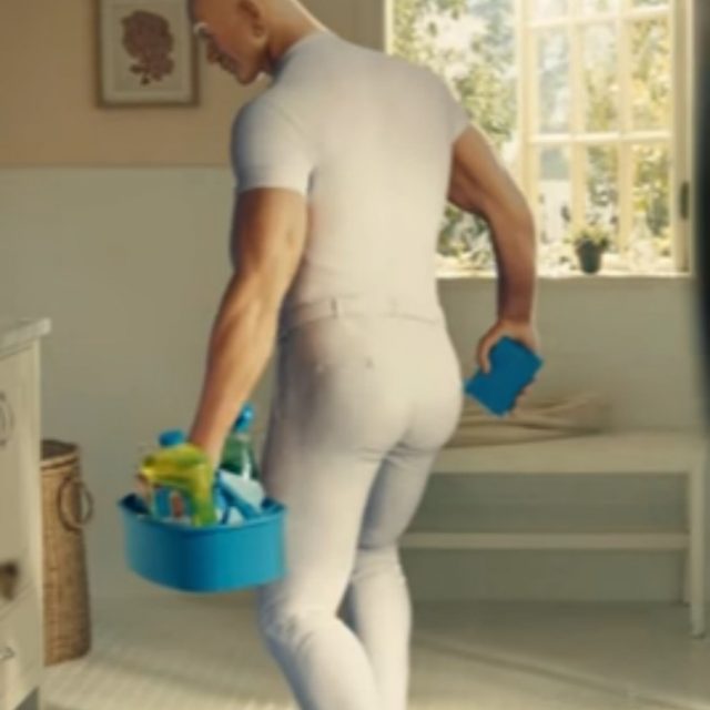 Mastro Lindo diventa sexy: così lo spot del detergente per la casa invita ad “amare un uomo che pulisce” (VIDEO)