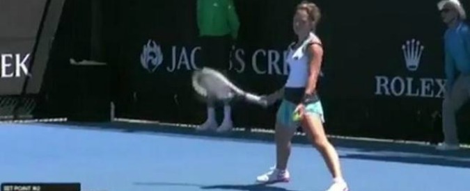 Copertina di Australian Open, colpisce un raccattapalle con la pallina: squalificata giovane tennista italiana