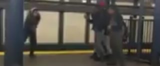 Copertina di Usa, follia nella metro: salta la banchina e si schianta sui binari. Illesa