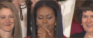 Copertina di Usa, Michelle Obama in lacrime per l’ultimo discorso agli studenti: “Sarò sempre con voi”