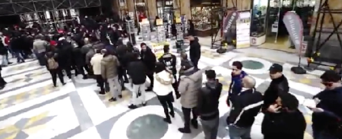 Copertina di Calcio, tifosi in fila all’alba per Napoli-Real Madrid: biglietti esauriti subito