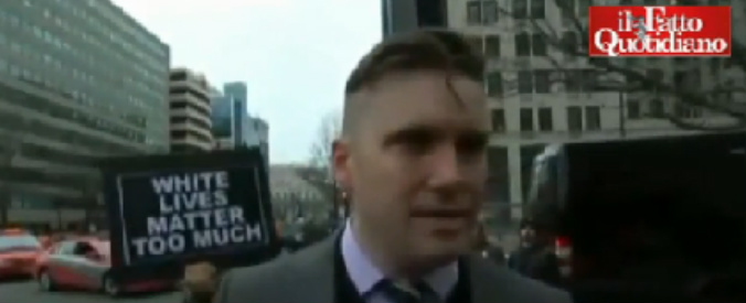 Copertina di Usa, marcia anti Trump: il nazionalista si becca un pugno in faccia in diretta tv