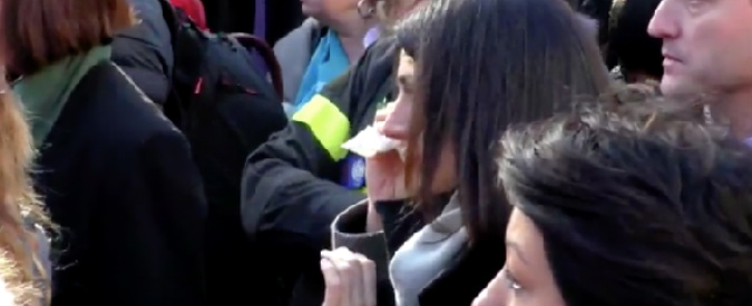 Copertina di Acilia, la commozione di Virginia Raggi ai funerali di Debora e Aurora