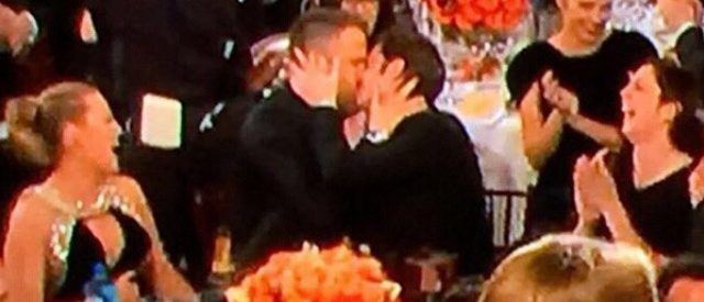 Golden Globes, Ryan Reynolds viene battuto da Ryan Gosling. E Andrew Garfield lo bacia per consolazione