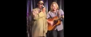 Copertina di Stevie Wonder canta a sorpresa con musicista di strada: duetto improvvisato di Superstition