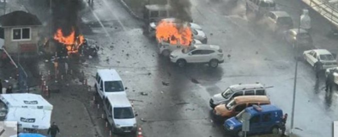 Copertina di Turchia, autobomba vicino al tribunale di Smirne: 2 morti. 2 terroristi uccisi, caccia al 3°. Erdogan: “Siamo sotto attacco”