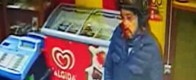 Copertina di Messina, presunto aggressore dal benzinaio recupera bottiglia vuota. Video della polizia