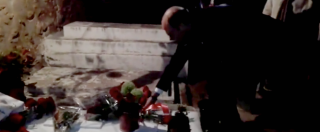 Copertina di Craxi, Angelino Alfano depone rose rosse sulla sua tomba a Hammamet