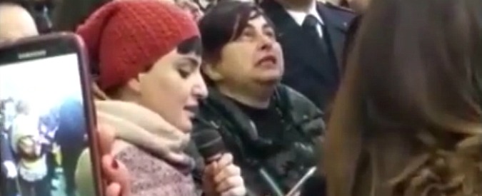 Copertina di Hotel Rigopiano, Arisa canta ‘L’amore della mia vita’ al funerale di Luciano e Silvana