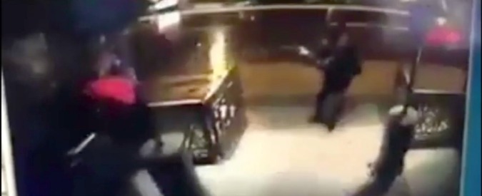 Copertina di Istanbul, in un nuovo video il momento in cui l’attentatore entra al Reina