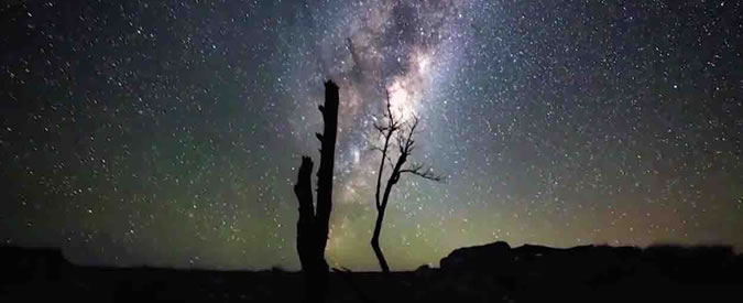 Copertina di Nuova Zelanda, la Via Lattea sovrasta le coste: il video in time-lapse è mozzafiato