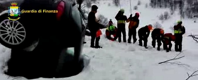 Copertina di Hotel Rigopiano, soccorritori cercano dispersi anche nel parcheggio tra le auto conficcate nella neve