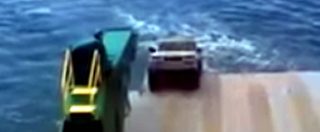 Copertina di Australia, si dimentica il freno a mano e l’auto casca dal traghetto, finendo in acqua