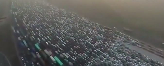 Copertina di Cina, il rientro dalle vacanze a Pechino è un incubo tra traffico e smog