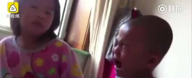 Copertina di Bimba picchia il fratellino, nessun sopruso: è una lezione di vita sul rispetto per il prossimo