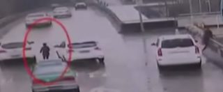 Copertina di Cina, mamma si scorda il figlio e parte con l’auto: lui la insegue per due chilometri