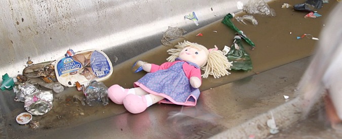 Copertina di La fabbrica fantasma, così la contraffazione mina le nostre vite. Su Sky il docufilm di Calopresti