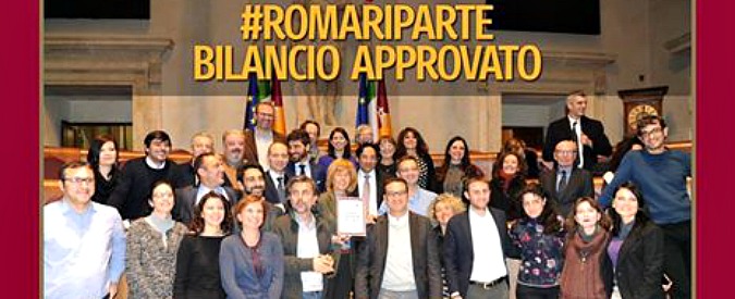 Copertina di Roma, l’esultanza di consiglieri e assessori per il bilancio di previsione. Raggi: “#RomaRiparte”
