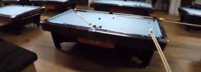 Copertina di Biliardo, il miglior colpo di tutti i tempi? Con una pallina da golf  in un bar di Bristol