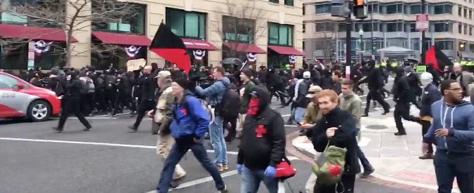 Copertina di Trump, scontri tra black block e polizia a Washington per l’Inauguration Day del presidente