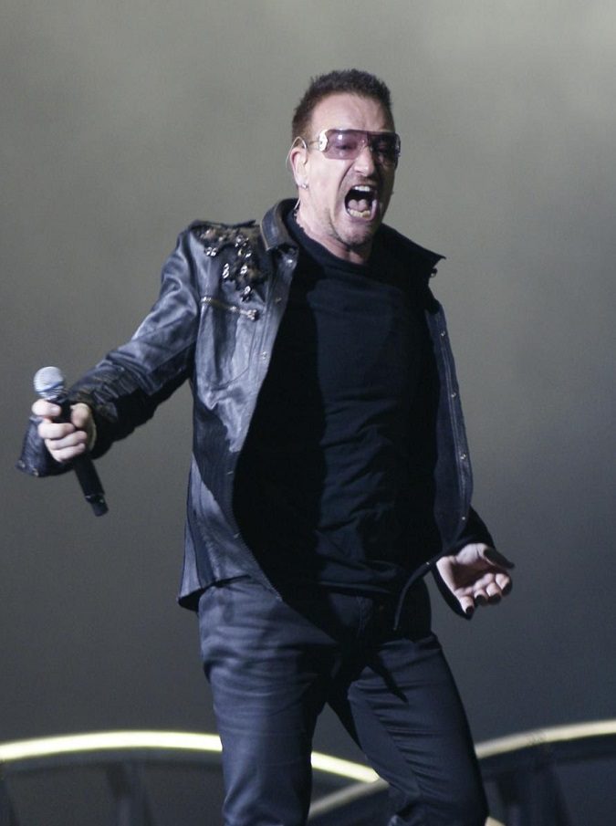 U2, Bono Vox perde la voce ed è costretto ad interrompere il concerto di Berlino