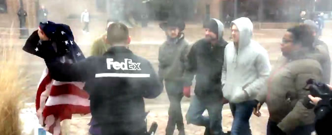 Copertina di Proteste anti Trump, “Questa bandiera non s’ha da bruciare” e il fattorino Fedex diventa eroe nazionale