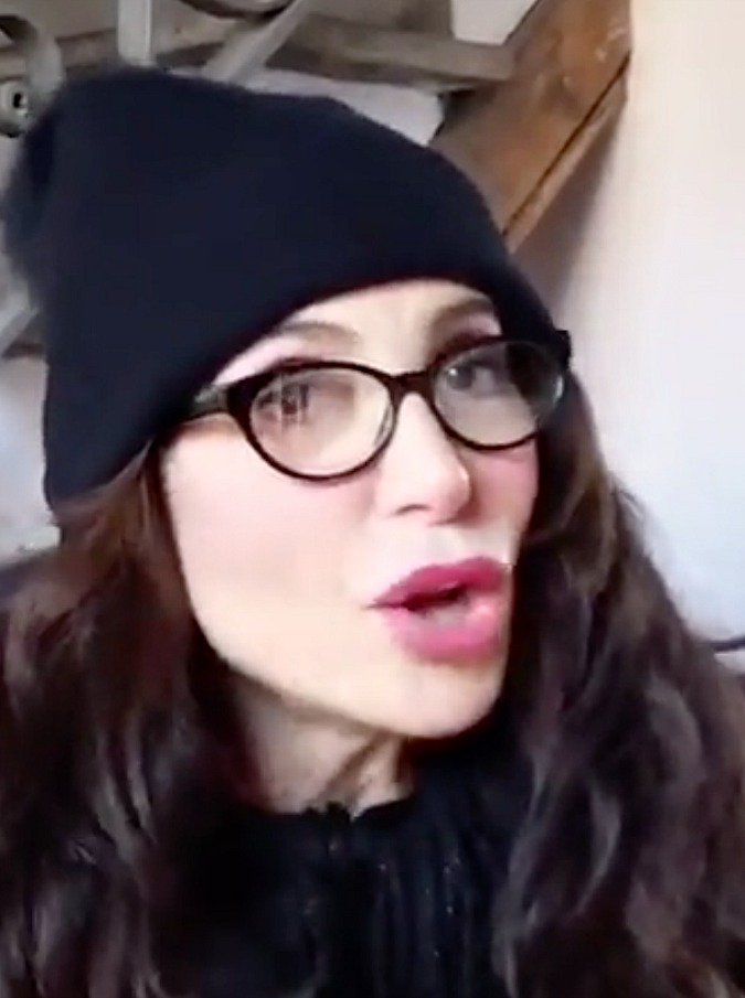 Copertina di Befana, Carmen Di Pietro reinterpreta la filastrocca e viene sommersa da commenti ironici