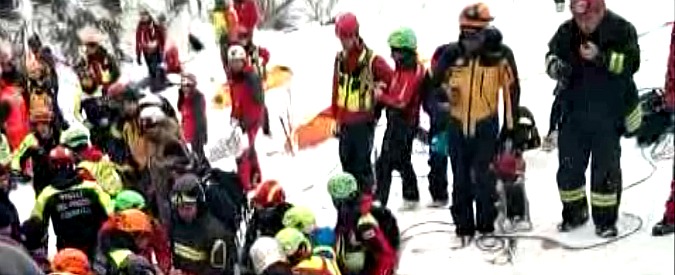 Copertina di Hotel Rigopiano, ecco come lavorano i soccorritori: la catena umana sulla slavina