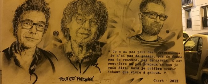 Copertina di Charlie Hebdo due anni dopo: mazzi di rose e Parigi in stato d’emergenza. La politica si divide. E preferisce tacere